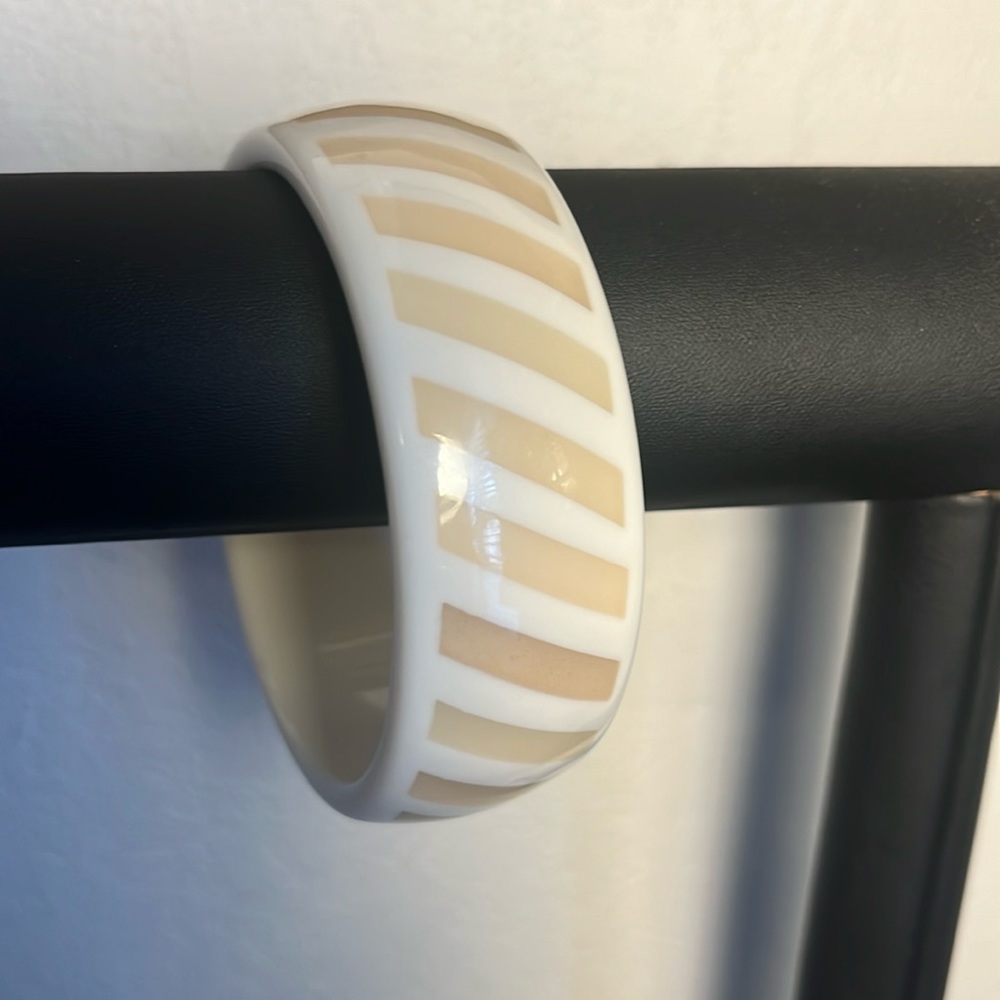 Vintage bangle w faux mother of pearl stripes
